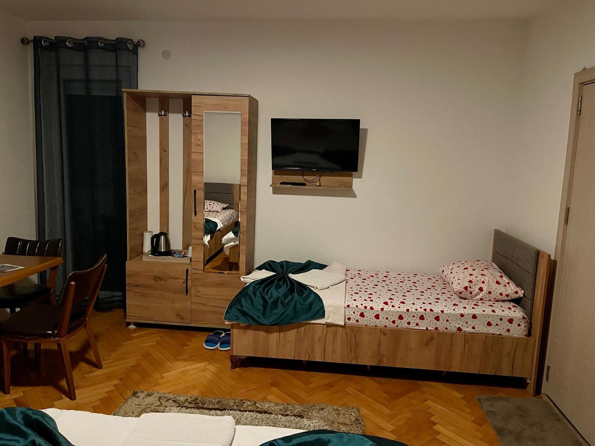 Madigan'S Hotel Kosovo Polje Ngoại thất bức ảnh