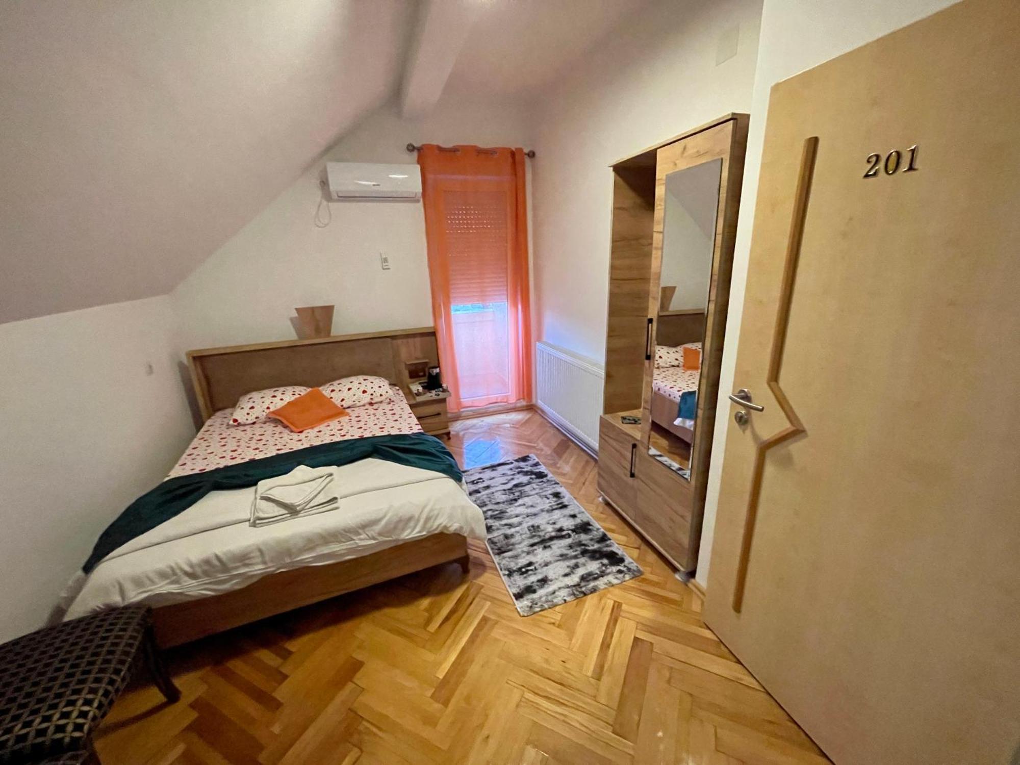 Madigan'S Hotel Kosovo Polje Ngoại thất bức ảnh