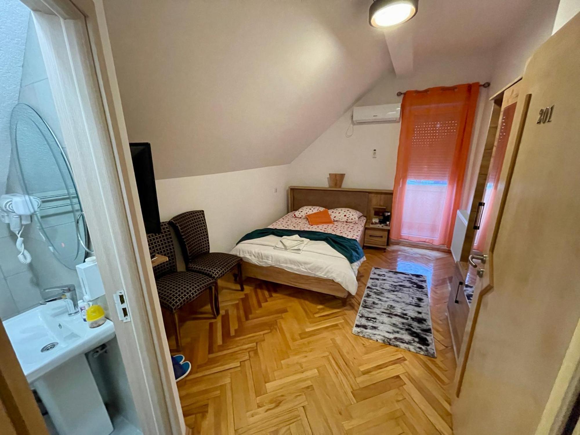 Madigan'S Hotel Kosovo Polje Ngoại thất bức ảnh