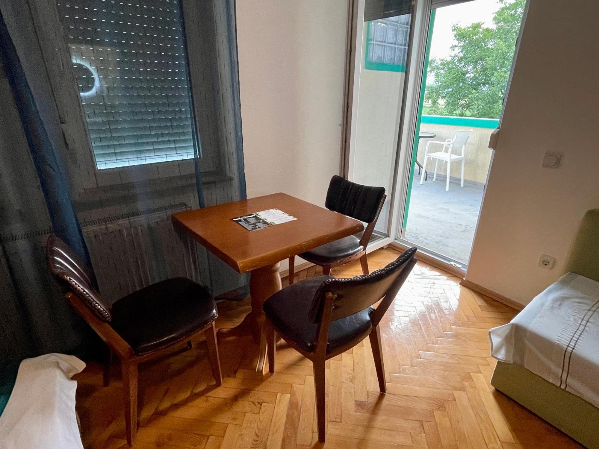 Madigan'S Hotel Kosovo Polje Ngoại thất bức ảnh
