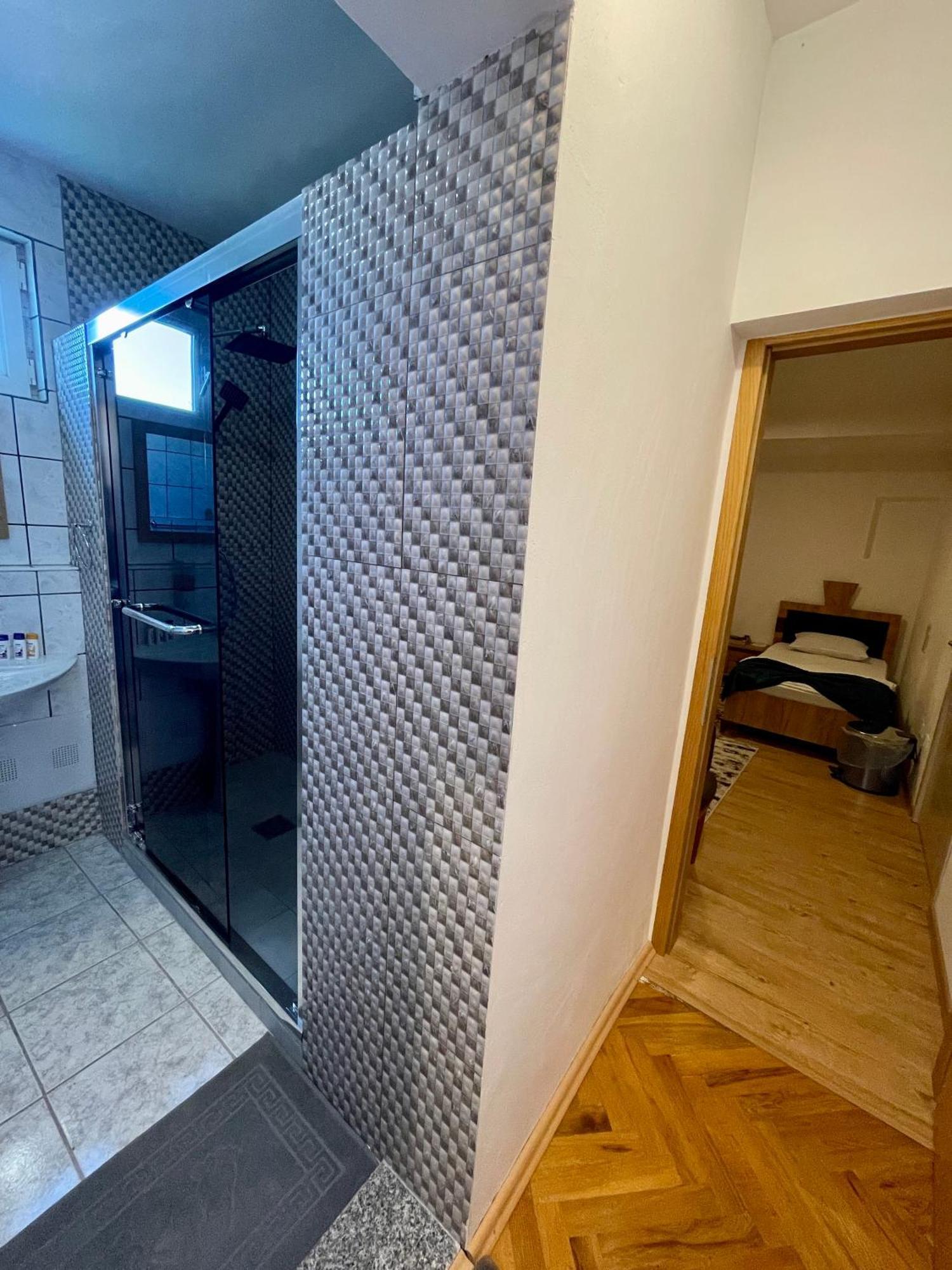 Madigan'S Hotel Kosovo Polje Ngoại thất bức ảnh